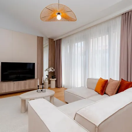 Two-bedroom Family In Managed - Location With Elevator - Parking & Secure Access Apartment Istanbul