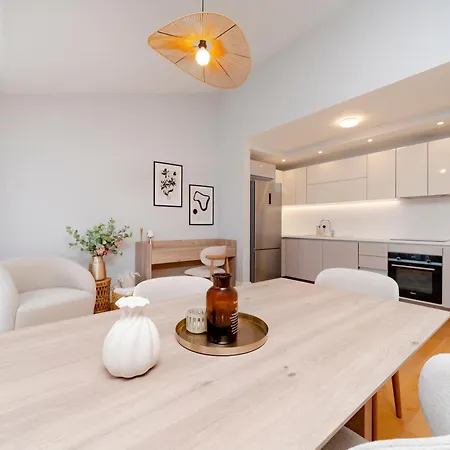 Apartment Two-bedroom Family In Managed - Location With Elevator - Parking & Secure Access