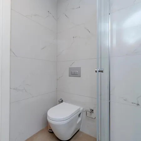 Two-bedroom Family In Managed - Location With Elevator - Parking & Secure Access Apartment