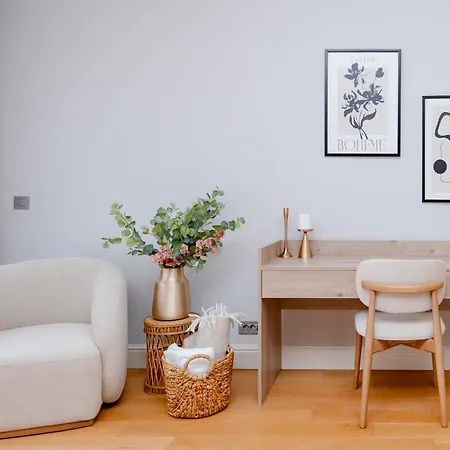 Two-bedroom Family In Managed - Location With Elevator - Parking & Secure Access 4* Istanbul