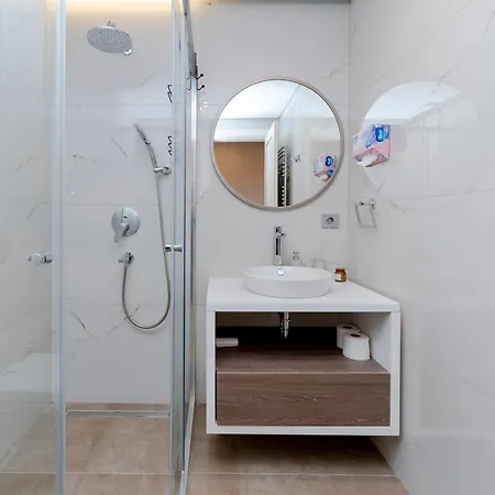 Two-bedroom Family In Managed - Location With Elevator - Parking & Secure Access
