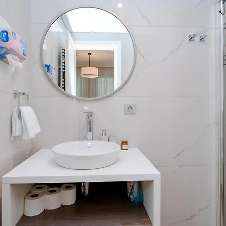 Two-bedroom Family In Managed - Location With Elevator - Parking & Secure Access Istanbul