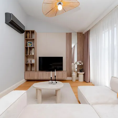 Two-bedroom Family In Managed - Location With Elevator - Parking & Secure Access