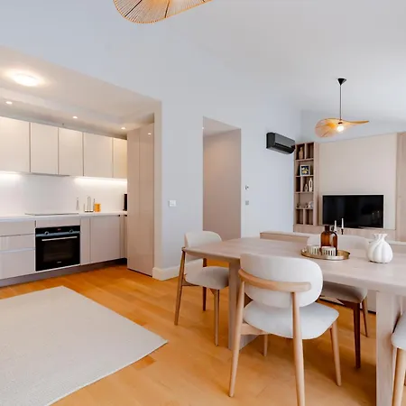 Two-bedroom Family In Managed - Location With Elevator - Parking & Secure Access Apartment