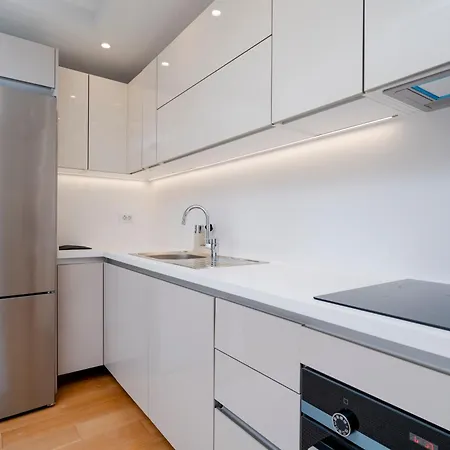 Two-bedroom Family In Managed - Location With Elevator - Parking & Secure Access Apartment