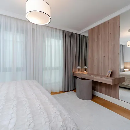 Two-bedroom Family In Managed - Location With Elevator - Parking & Secure Access Apartment 4*